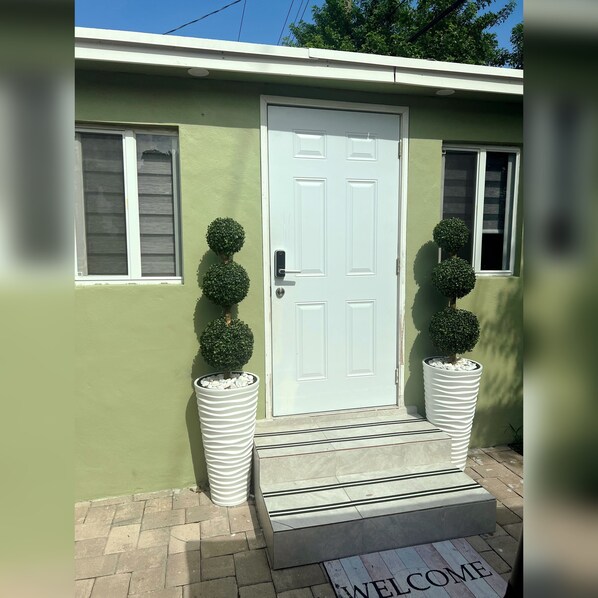 Exterior detail - Full privacy screen, Hot Tub ,full panel shower outdoor TV &bluetooth speakers (Hollywood)