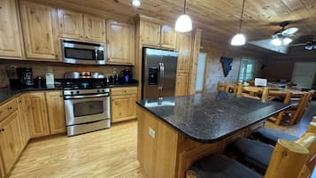 Geladeira, micro-ondas, fogão, cooktop