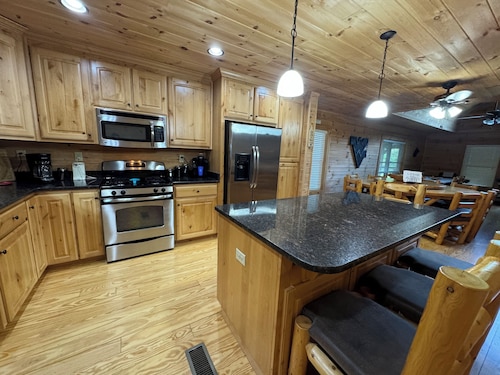 Located 3.6 miles from Pineville..near HM pinnacle trail. Mins from state park!