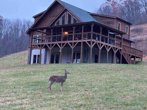 Located 3.6 miles from Pineville..near HM pinnacle trail. Mins from state park!