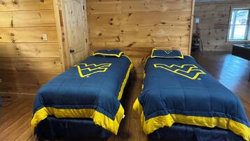 5 bedrooms, iron/ironing board, free WiFi, bed sheets