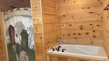 Douche, baignoire Ă jets, sĂšche-cheveux, serviettes fournies