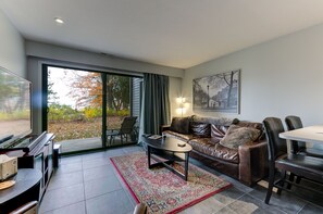 Condo | Living room - The Shores Lake View Condo Unit 5658 (Williamsburg)