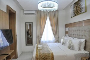 Deluxe Room | 1 bedroom, in-room safe, iron/ironing board, free WiFi