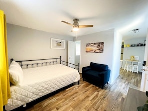 Iron/ironing board, WiFi, bed sheets - North MB Beautiful studio across from the beach (North Myrtle Beach)