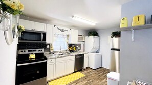 Fridge, microwave, oven, stovetop - North MB Beautiful studio across from the beach (North Myrtle Beach)