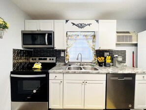 Cookware/dishes/utensils - North MB Beautiful studio across from the beach (North Myrtle Beach)