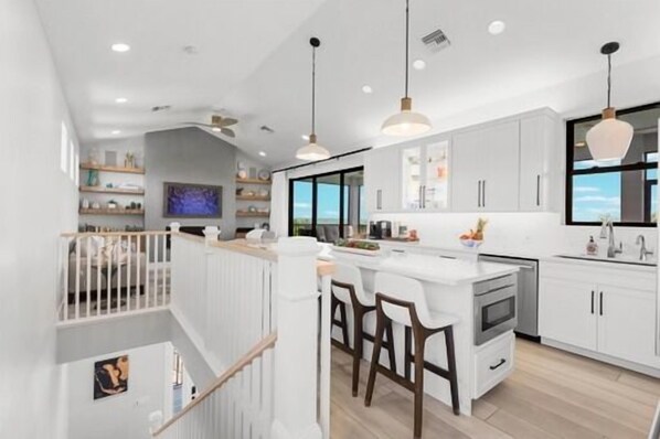 冷蔵庫、電子レンジ、オーブン、コンロ