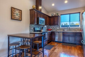 ثلاجة، ميكروويف، فرن، موقد طهي مسطح