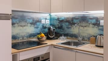 Fridge, oven, stovetop, coffee/tea maker