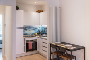 Fridge, oven, stovetop, coffee/tea maker