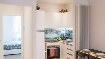 Jääkaappi, uuni, liesi, kahvin-/teenkeitin