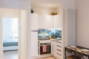 Kühlschrank, Ofen, Herdplatte, Wasserkocher mit Kaffee-/Teezubehör