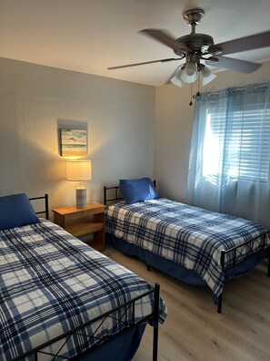 4 bedrooms, iron/ironing board, WiFi, bed sheets - Southeast escape in Cape Coral  (Cape Coral)