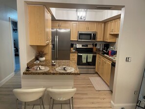 Fridge, microwave, oven, stovetop - Southeast escape in Cape Coral  (Cape Coral)