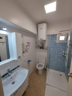 タオル、石鹸、トイレットペーパー