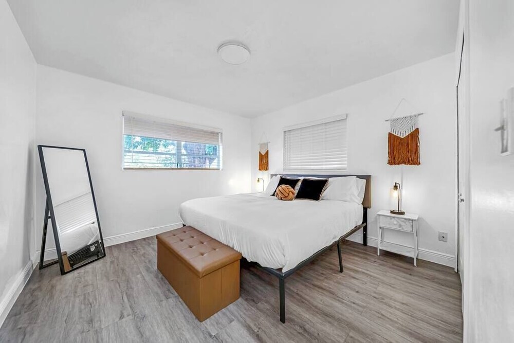 Lakefront Estate Pool Home/Game Room 5BR/3 Suites Pembroke Pines Vrbo