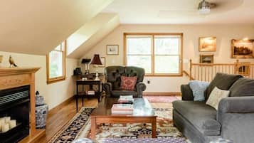TV, fireplace
