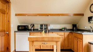 Wasserkocher mit Kaffee-/Teezubehör, Kühlschrank, Mikrowelle, Ofen