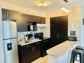 Een koelkast, een microgolfoven, een oven