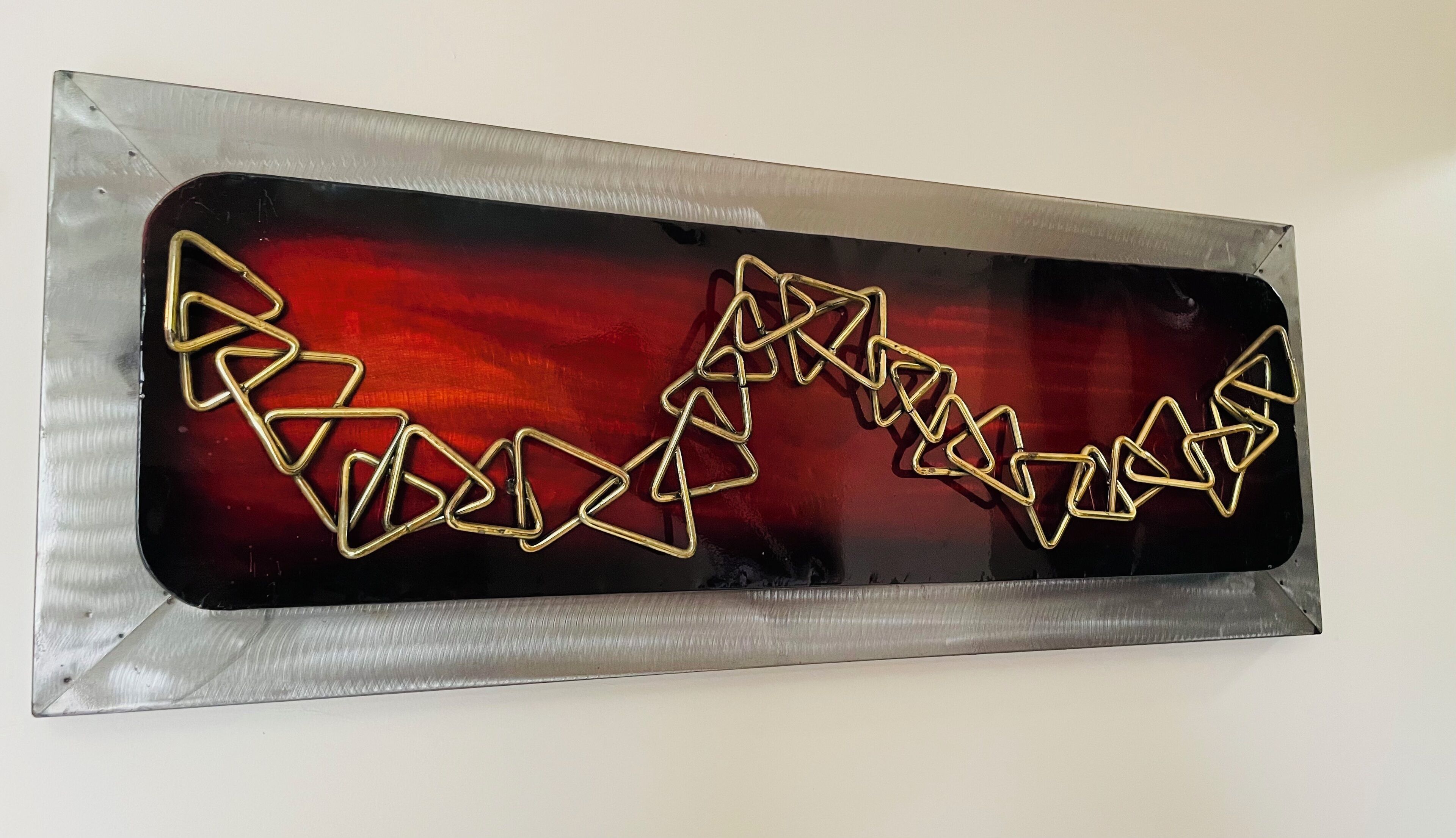 Una pieza decorativa de metal con formas geométricas.