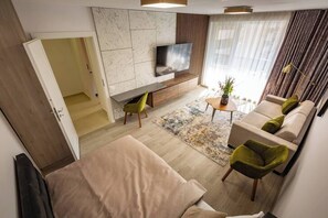 1 bedroom, desk, iron/ironing board, travel cot - Urban Plaza Alpine Escape Studio (Brașov)