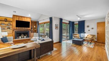 Älytelevisio, takka, kirjoja