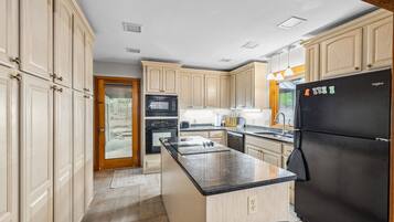 Køleskab, mikrobølgeovn, ovn, kogeplade