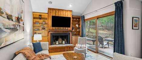 TV connectée, cheminée, livres