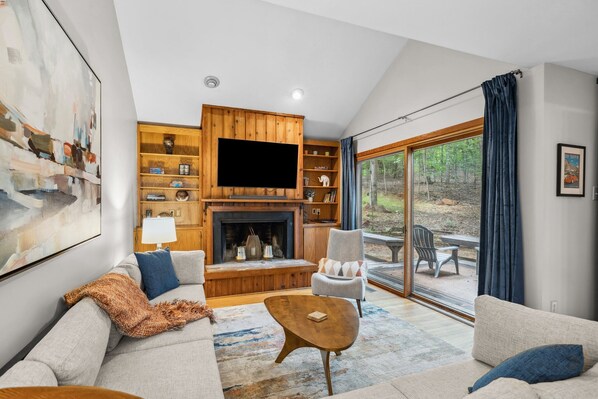 Smart TV, fireplace, books - Unique and private home in Chapel Hill (Chapel Hill)