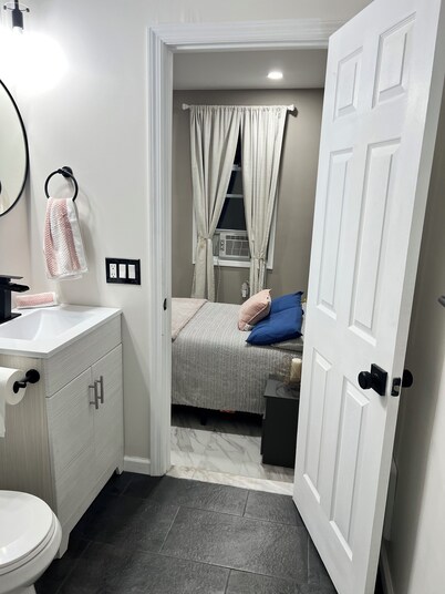 Cozy Studio near major highways. 45mins from NYC & 60 mins from Hamptons. 