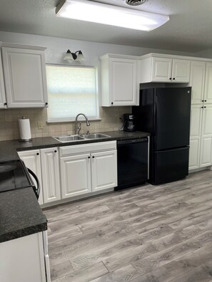 Kühlschrank, Mikrowelle, Ofen, Geschirrspüler