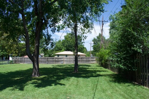 2 minutes to Baum! 2 minutes to interstate! Pet friendly. Fenced in back yard. 