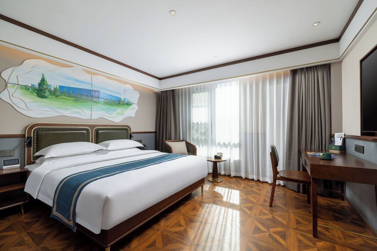 1 bedroom, free minibar, desk, blackout curtains