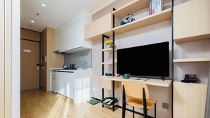 Eine moderne Küche mit Einbauherd, Spüle und einer Essecke mit Stuhl und Schreibtisch.