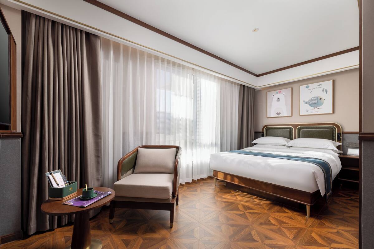 1 bedroom, free minibar, desk, blackout curtains