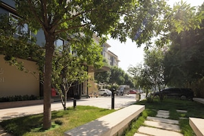 Experience the tranquility of city living at this urban hotel, surrounded by lush trees and a peaceful atmosphere.