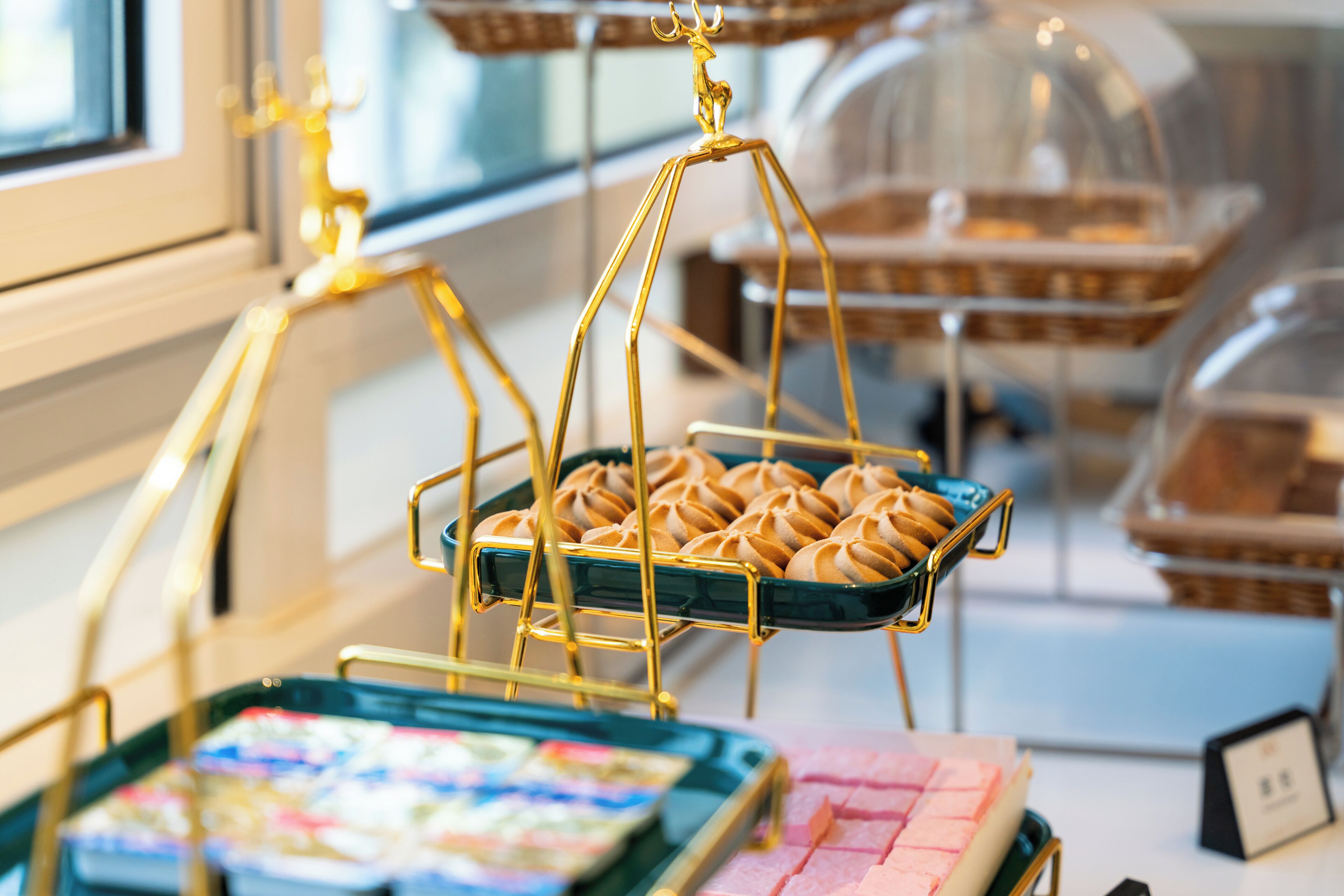 Un buffet où divers aliments sont présentés dans des paniers et sur des plateaux, notamment des pâtisseries et des desserts.