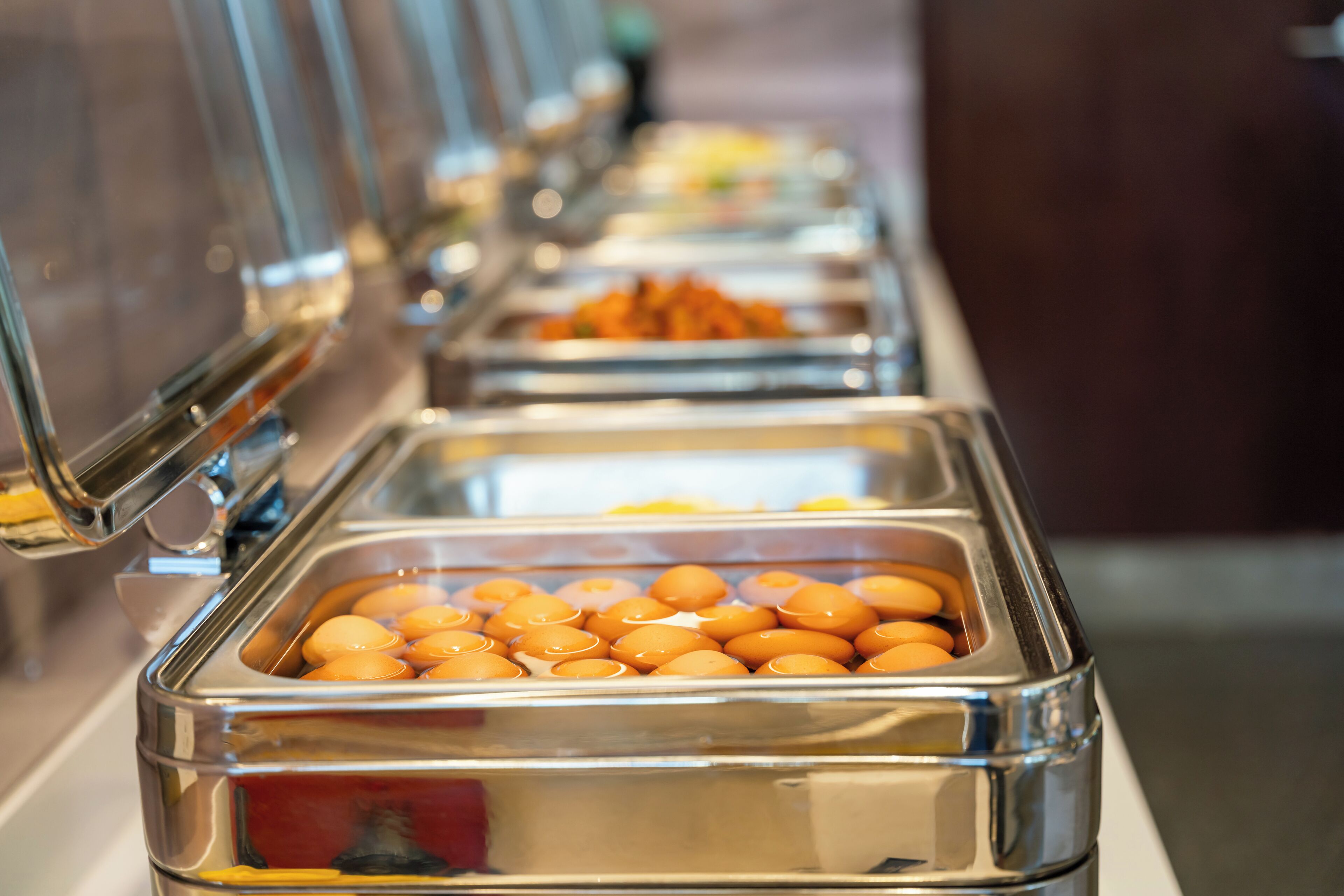 Un buffet proposant divers plats présentés dans des récipients en verre.