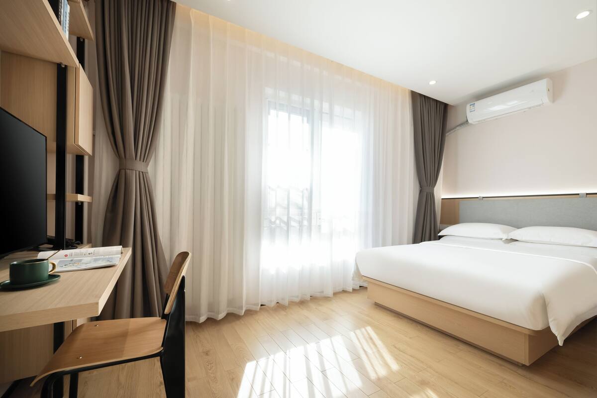 1 bedroom, free minibar, desk, blackout curtains