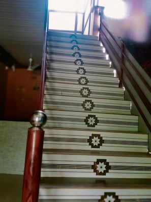 Una escalera con un diseño ornamental y barandilla.