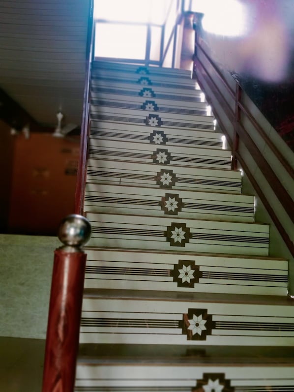 Una escalera con un diseño ornamental y barandilla.