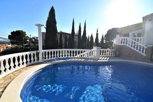 Charmante Villa à Louer à Roses, Costa Brava : Piscine Privée, Idéale pour Familles et Grands Groupes.