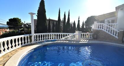 Charming Villa for Rent in Roses, Costa Brava: Private Pool, Ideal for Families and Large Groups.