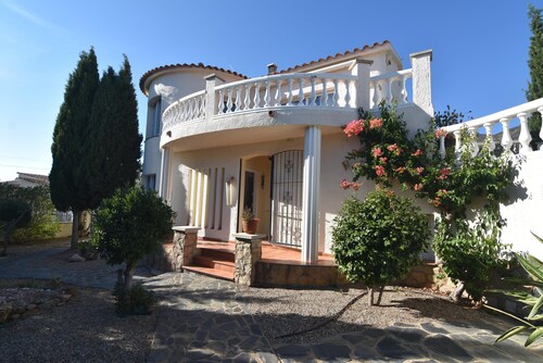 Charming Villa for Rent in Roses, Costa Brava: Private Pool, Ideal for Families and Large Groups.