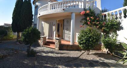 Charming Villa for Rent in Roses, Costa Brava: Private Pool, Ideal for Families and Large Groups.