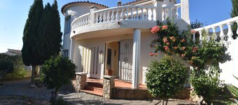 Charming Villa for Rent in Roses, Costa Brava: Private Pool, Ideal for Families and Large Groups.