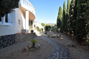 Property grounds - Charming Villa for Rent in Roses, Costa Brava: Private Pool, Ideal for Families and Large Groups. (Roses)