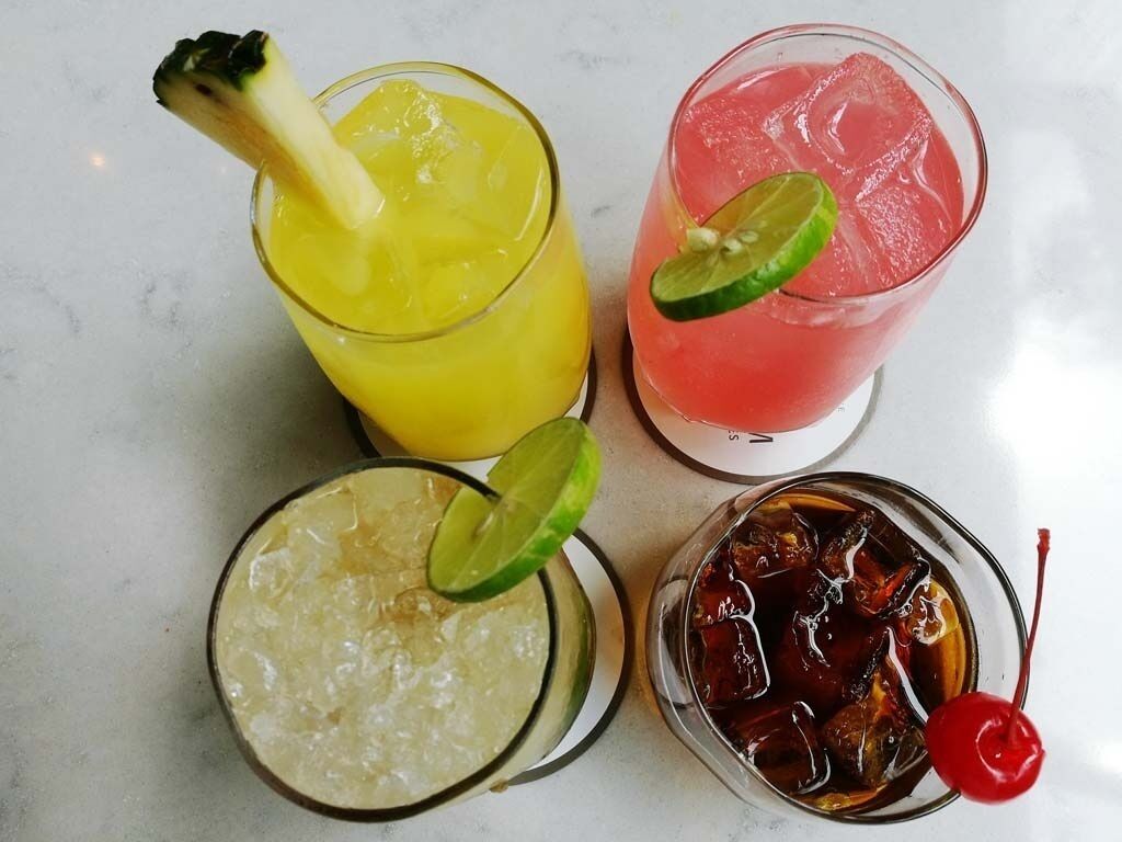 Quatre boissons différentes, chacune agrémentée d’une tranche de citron vert.