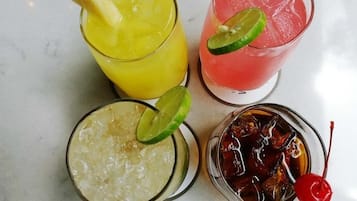 Quatre boissons différentes, chacune agrémentée d’une tranche de citron vert.